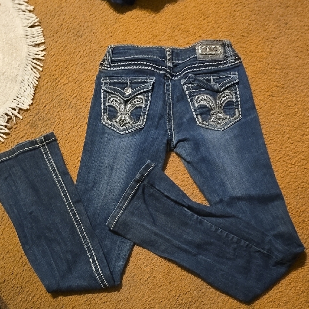 Blue Skinny Jeans with Elaborate Stitching and Slim Leg